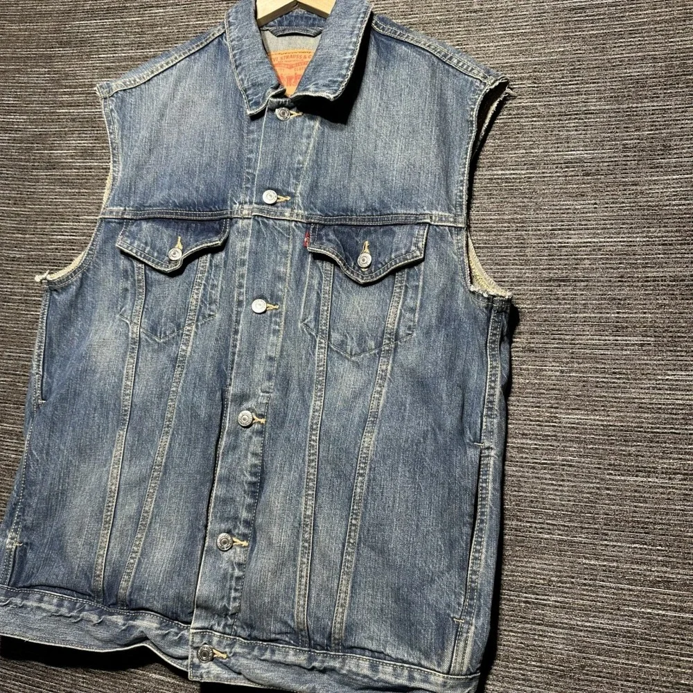 Levis Denim Vest Mens XL Blue Solid Sleeveless Trucker Denim Raw Cut Sleeves